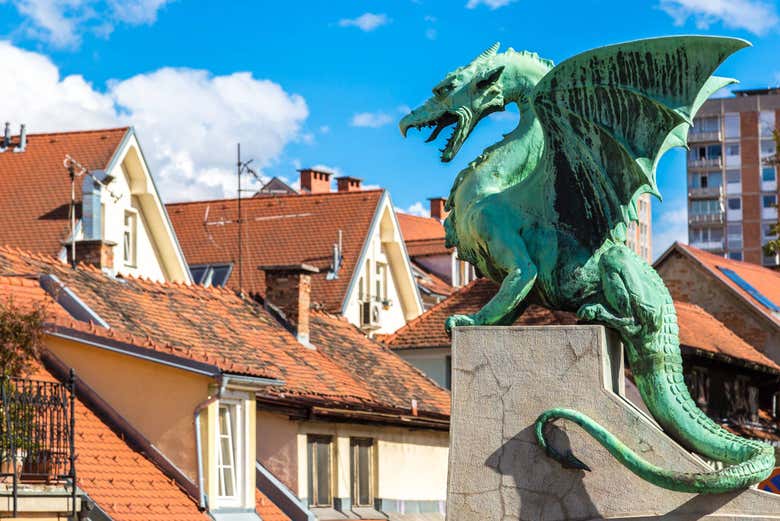 Escultura en el Puente de los Dragones